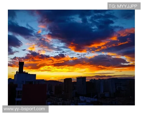 西部天空的色彩变幻与自然之美的深刻探索