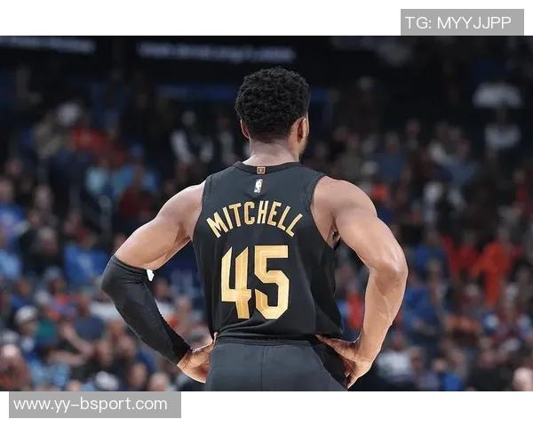 比尔西蒙斯称爱德华兹为现役前五球员自信超越亚历山大